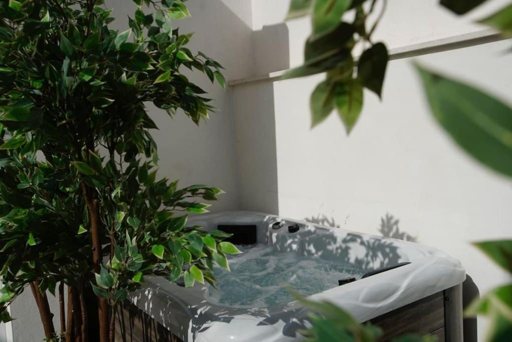Mini Hotel In The Heart Of Sevilla For Exclusive Usage Sevilha Exterior foto